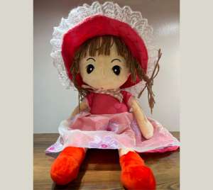 عروسک دختر کلاه پوش